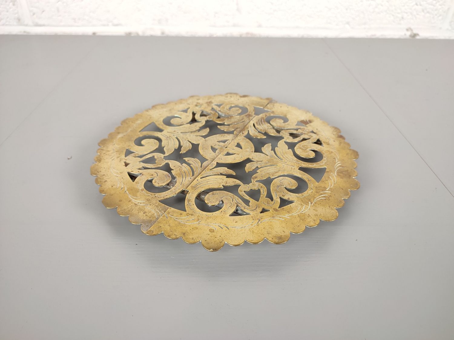 Extendable brass coaster