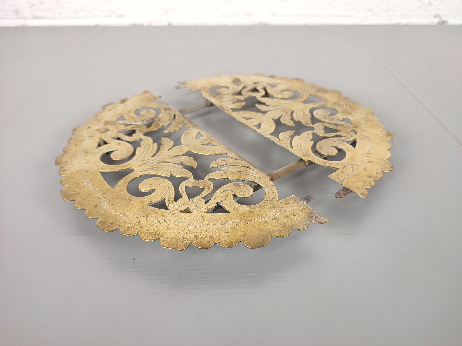 Extendable brass coaster