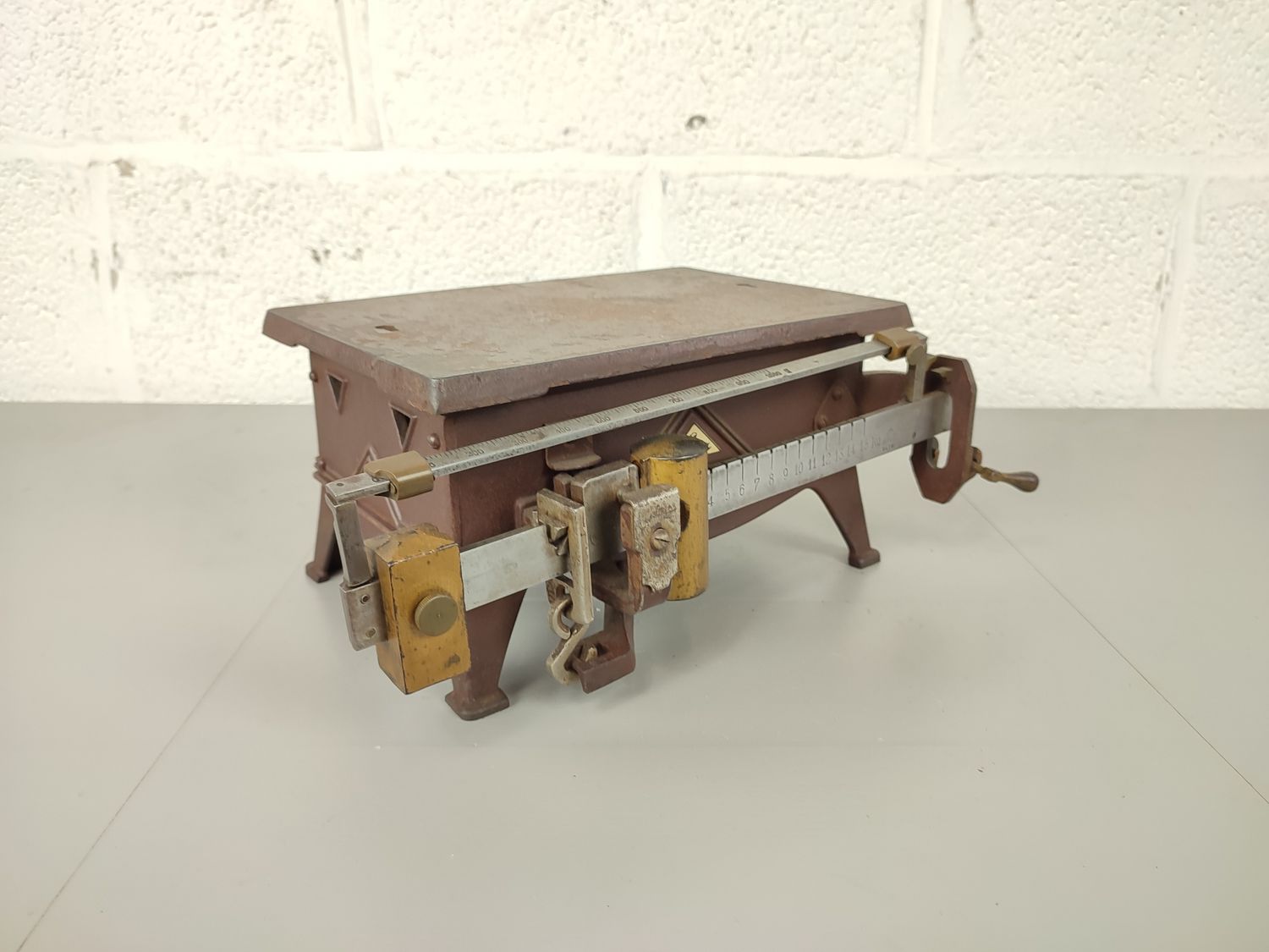Antique iron scale Seca