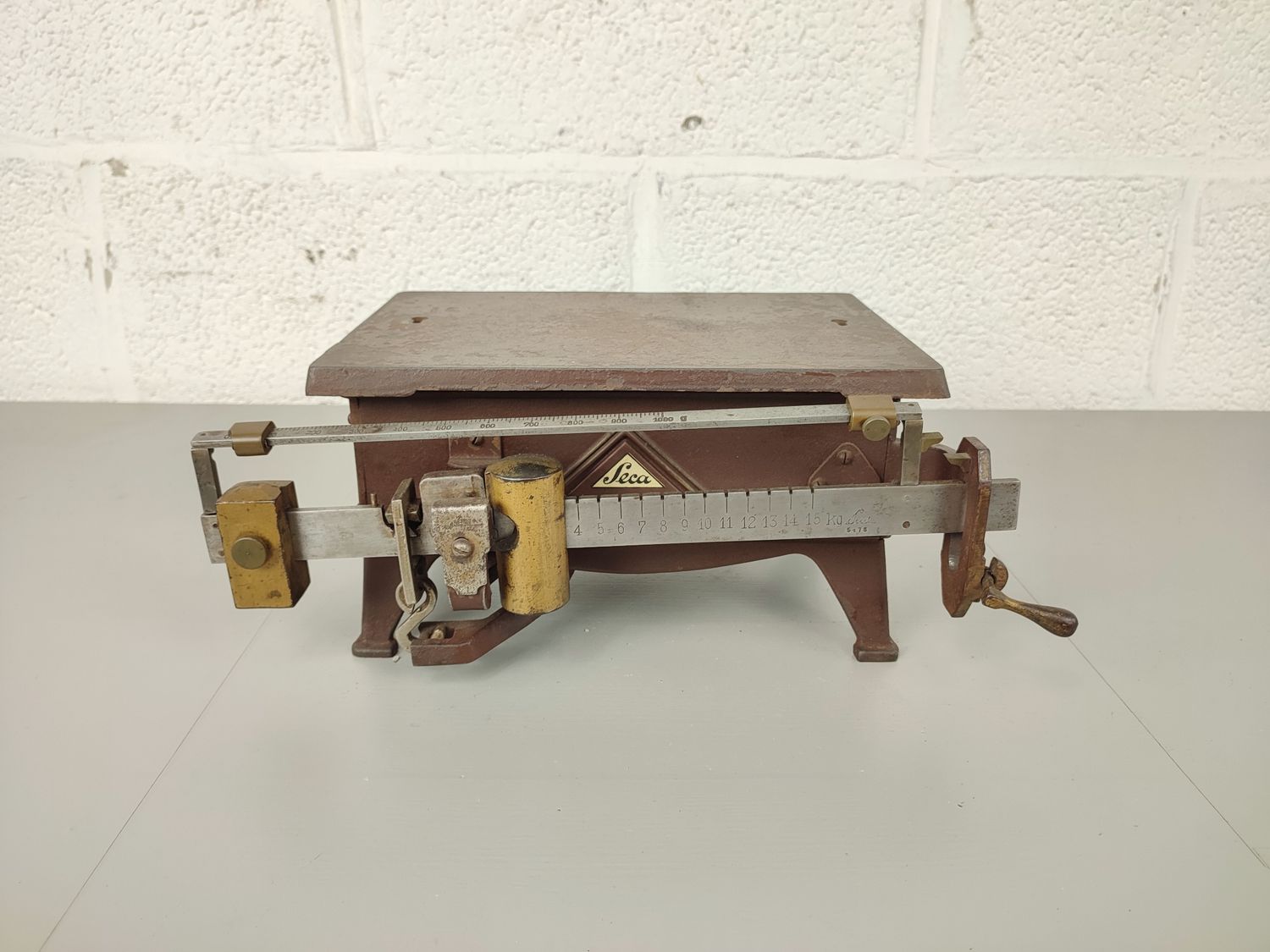 Antique iron scale Seca