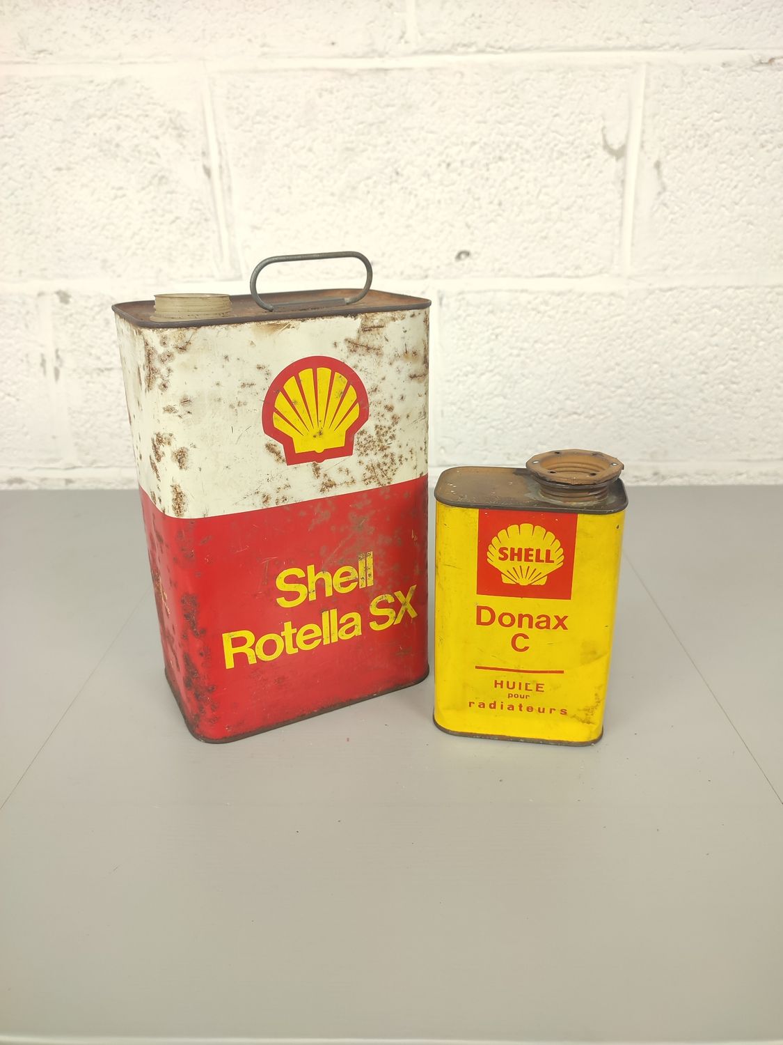 4 old Shell oil cans