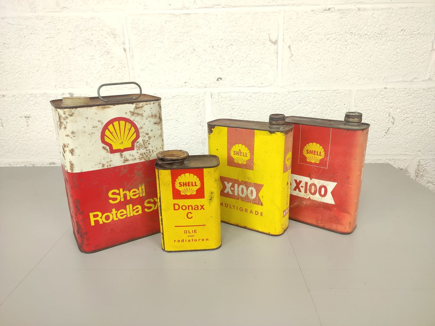 4 old Shell oil cans