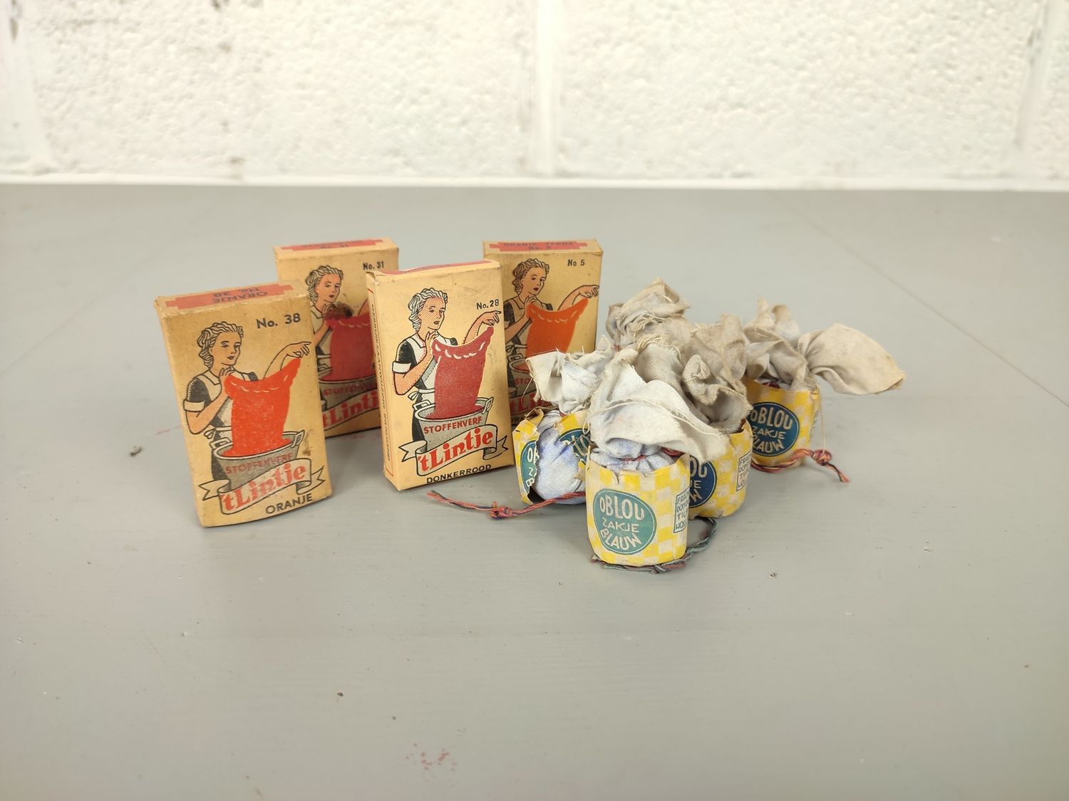 Unused packets of fabric dye