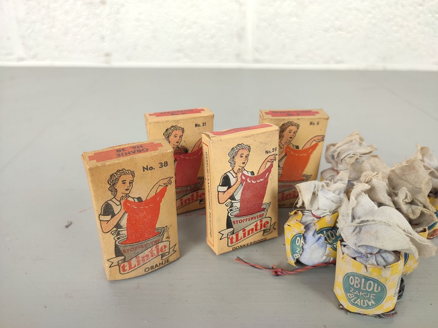 Unused packets of fabric dye