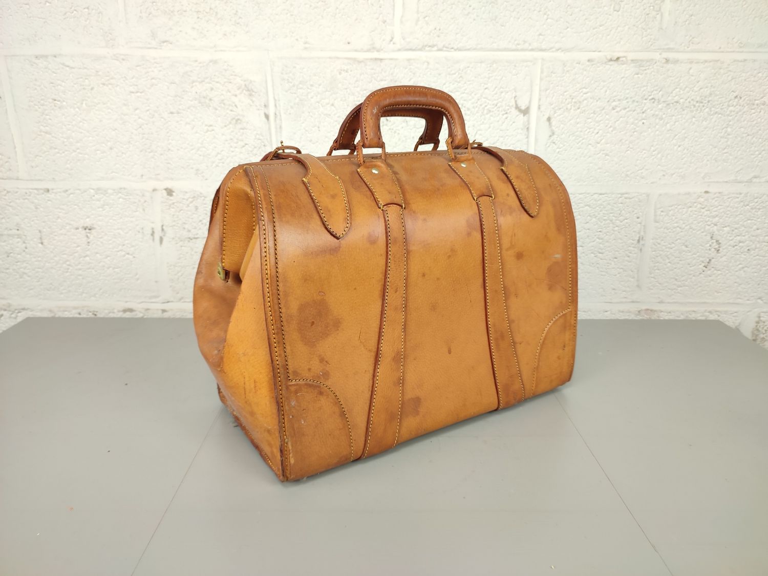 Vintage leather doctor&#39;s bag
