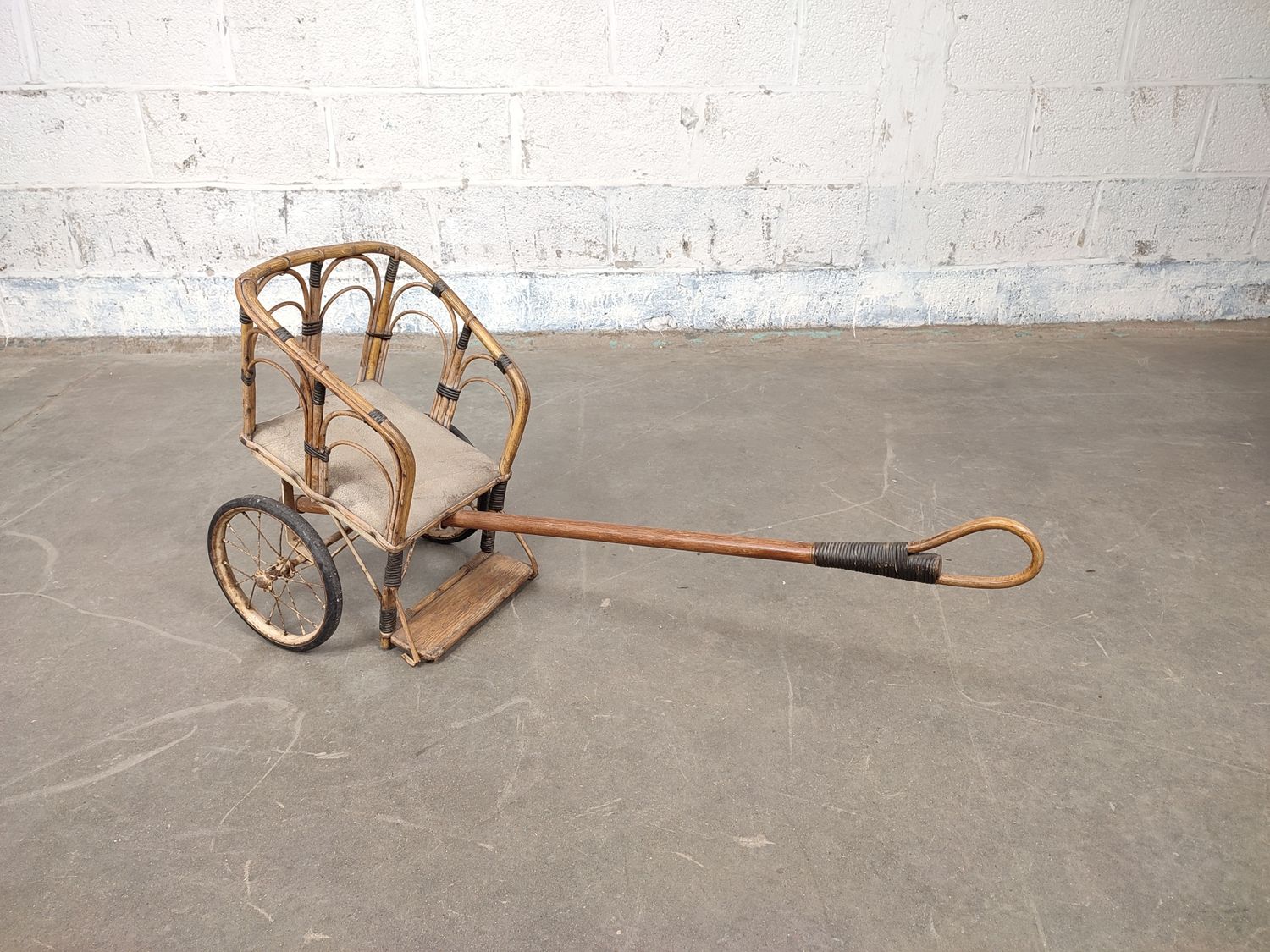 Antique rattan child&#39;s carriage