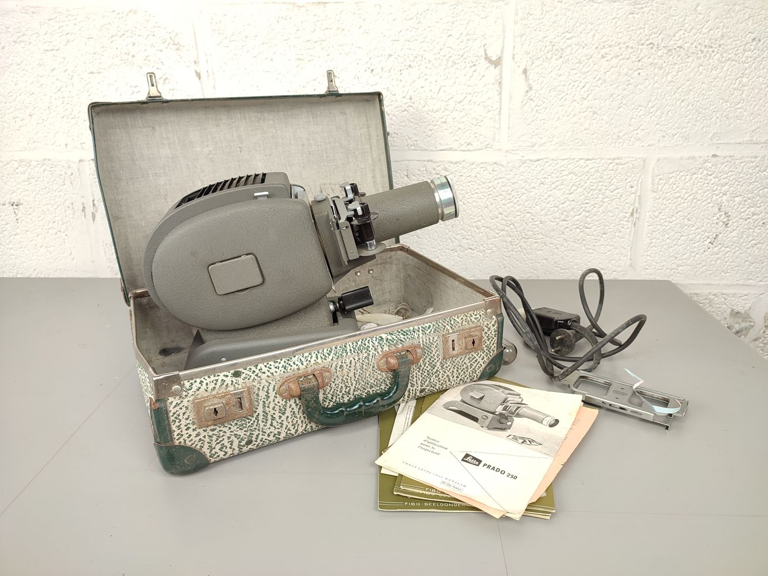 Leitz Prado 250 projector