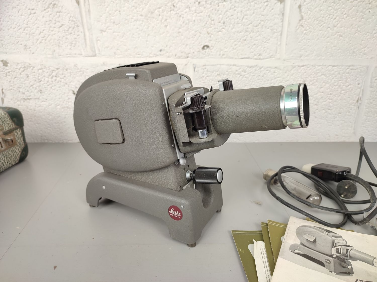 Leitz Prado 250 projector