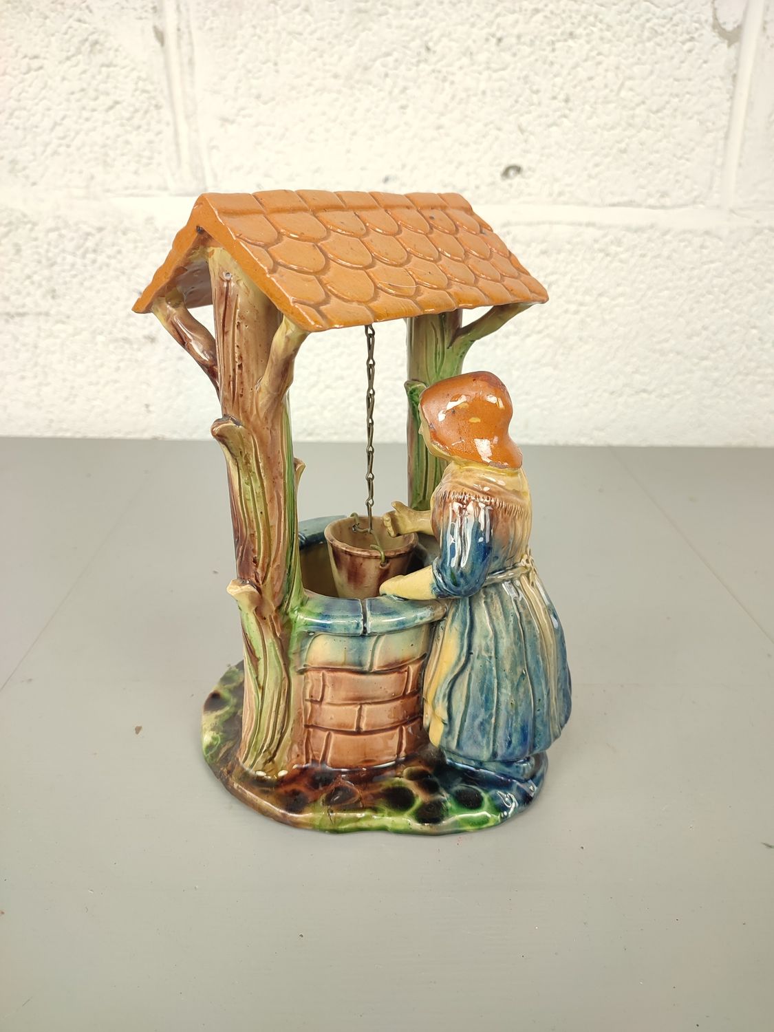 Well in Flemish pottery
