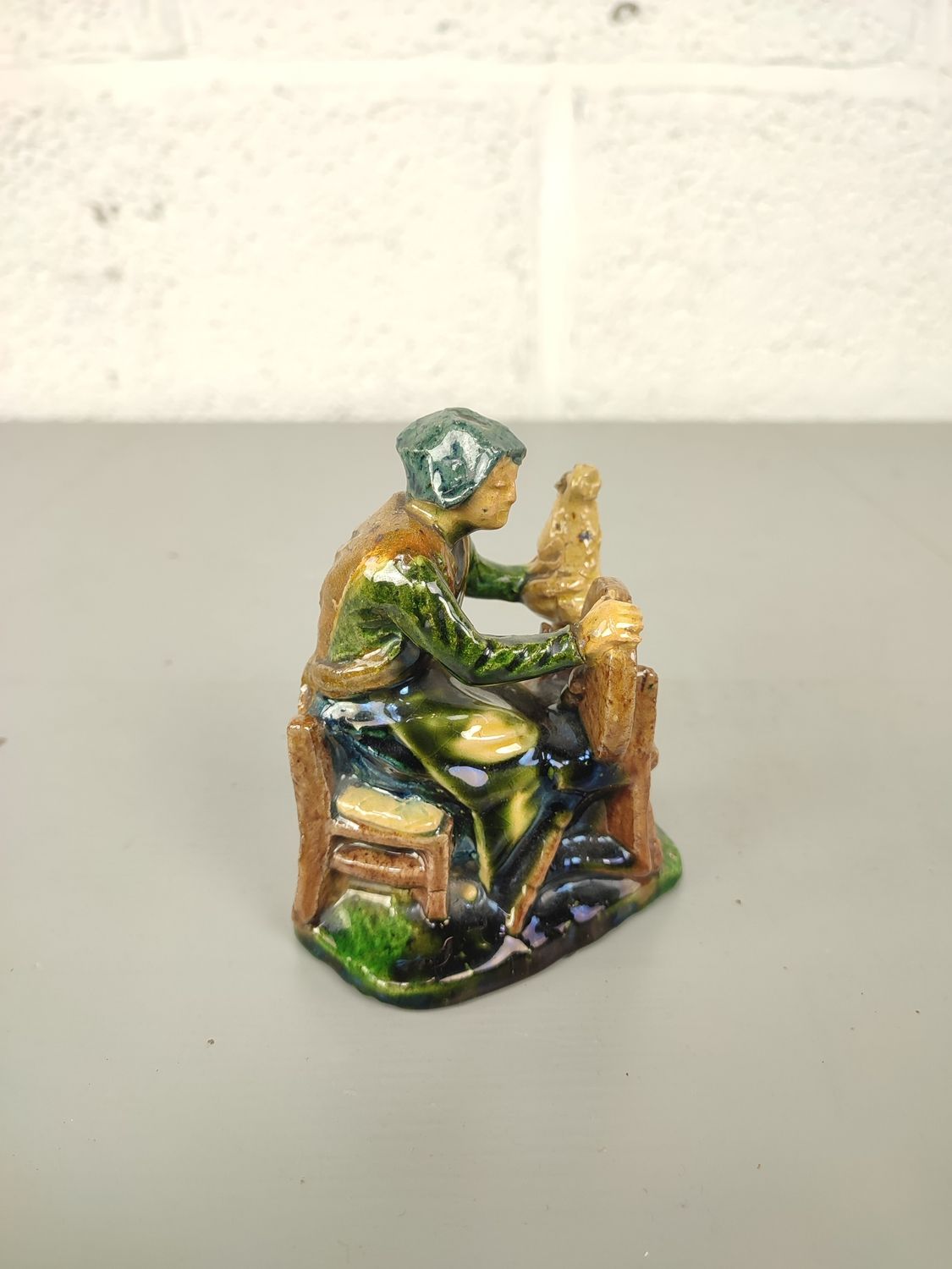 Spinster in Flemish pottery