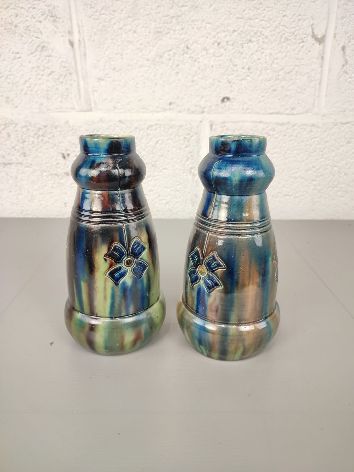 Duo vaasjes in Flemish earthenware 22,5cm
