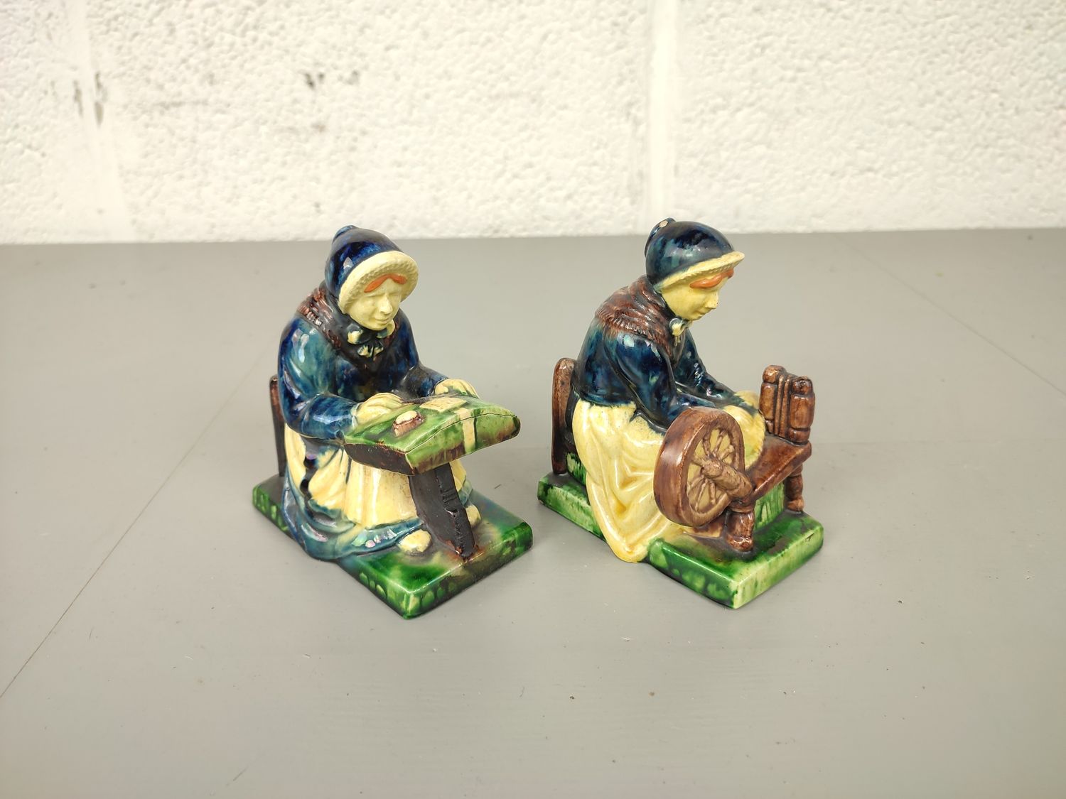 2 figurines in Flemish pottery