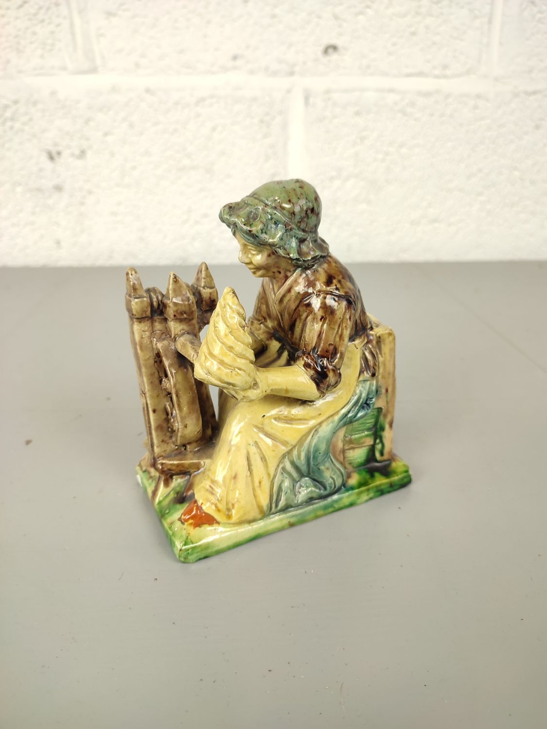Spinster in Flemish pottery