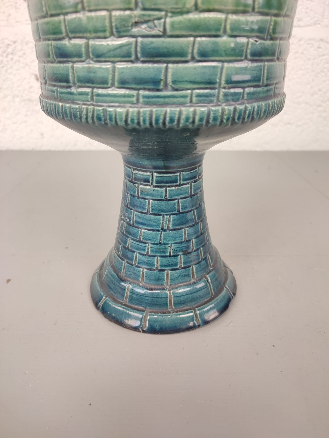 Bowl on foot in Flemish pottery
