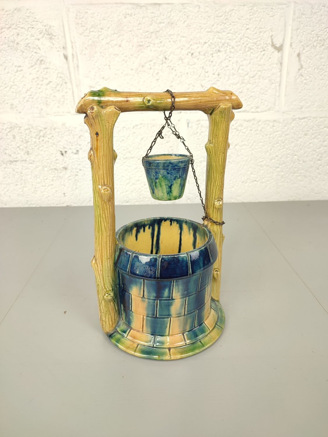 Well in Flemish pottery