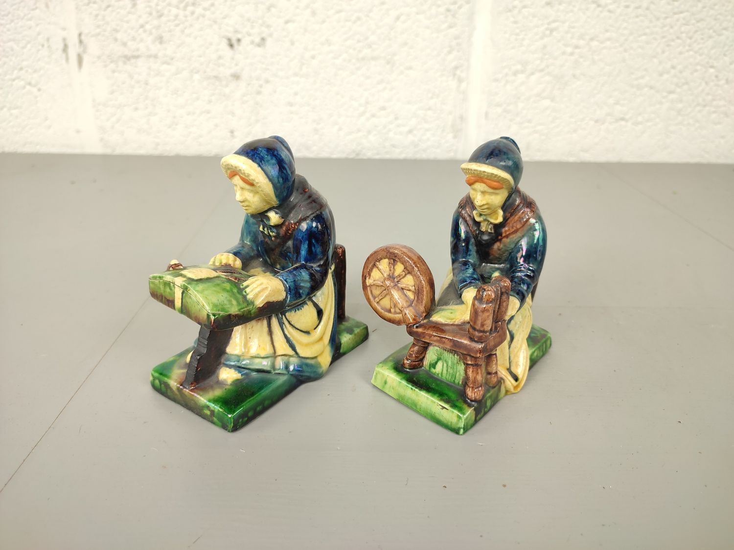 2 figurines in Flemish pottery