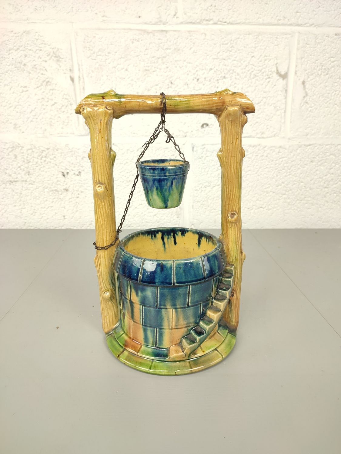Well in Flemish pottery