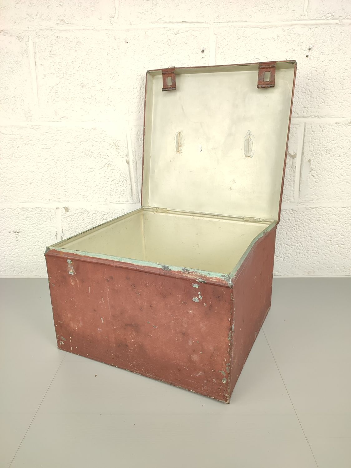 Metal box with lid