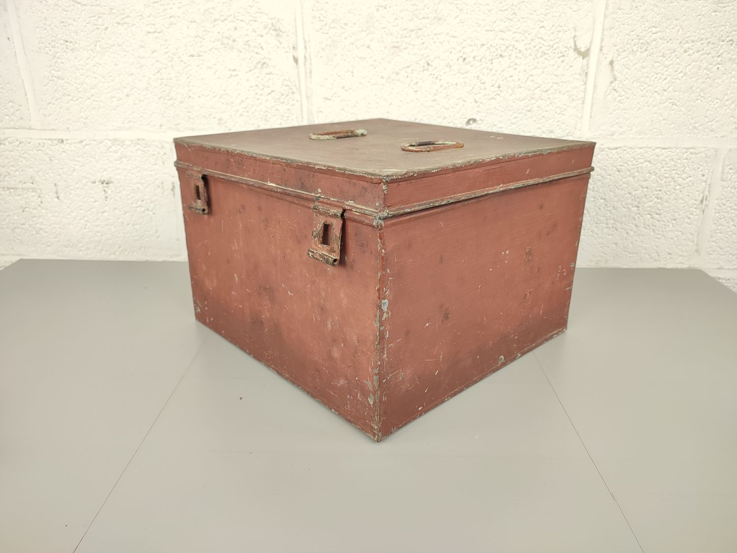 Metal box with lid