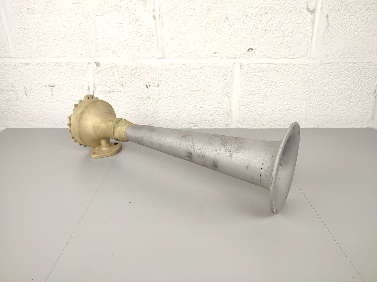 Signal horn / foghorn