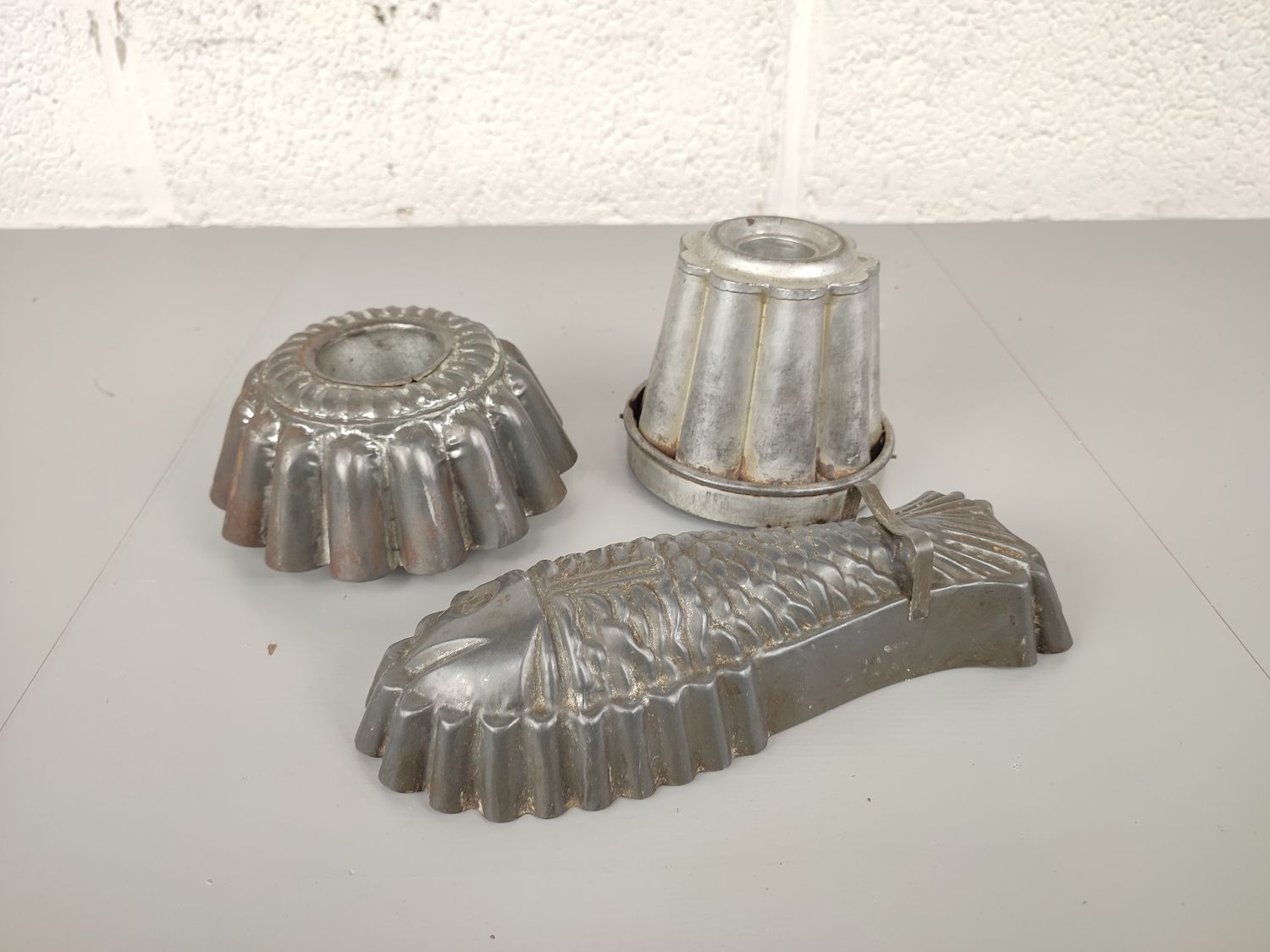 3 old baking tins