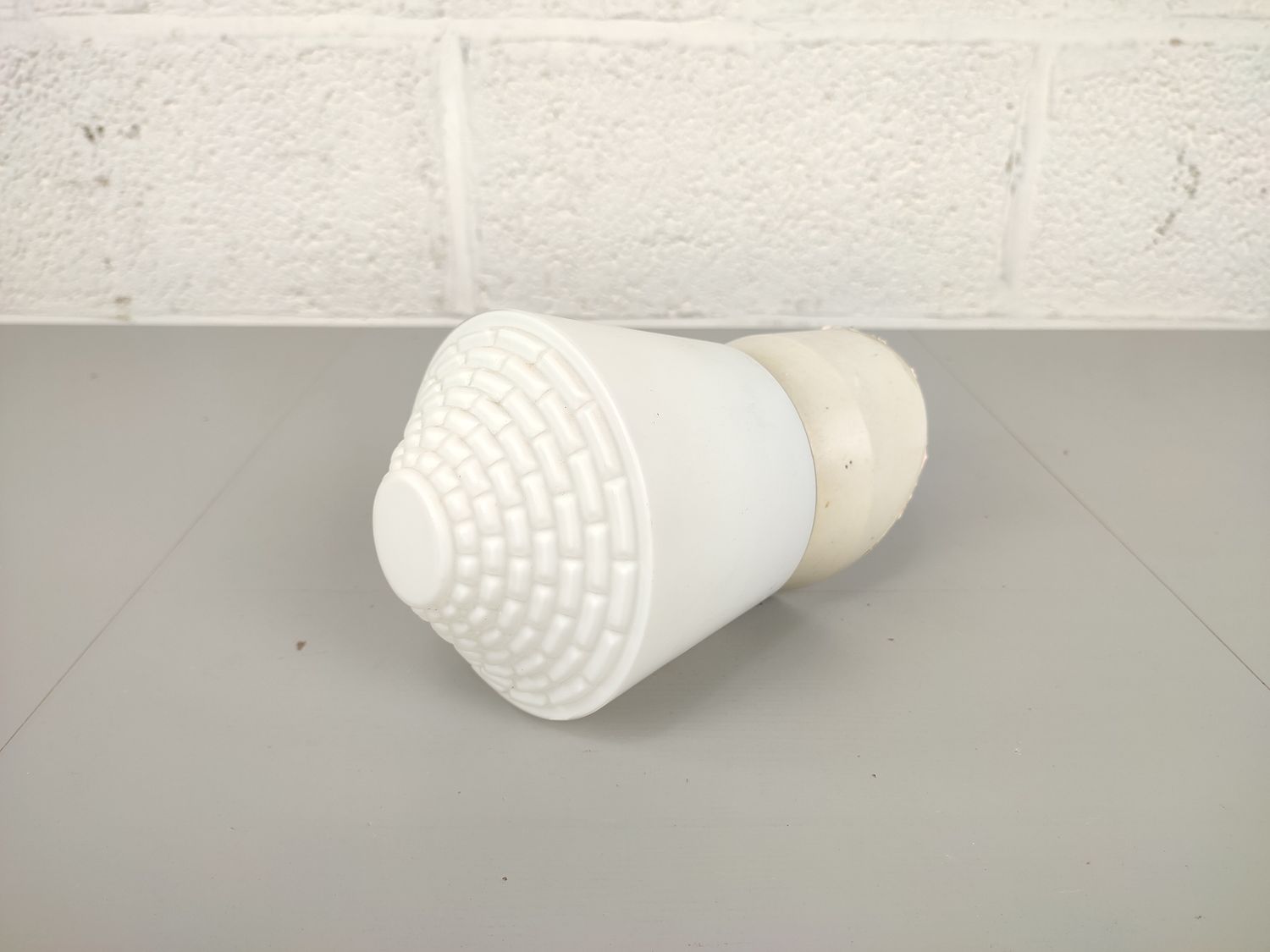 Vintage 1950&#39;s milk glass wall lamp