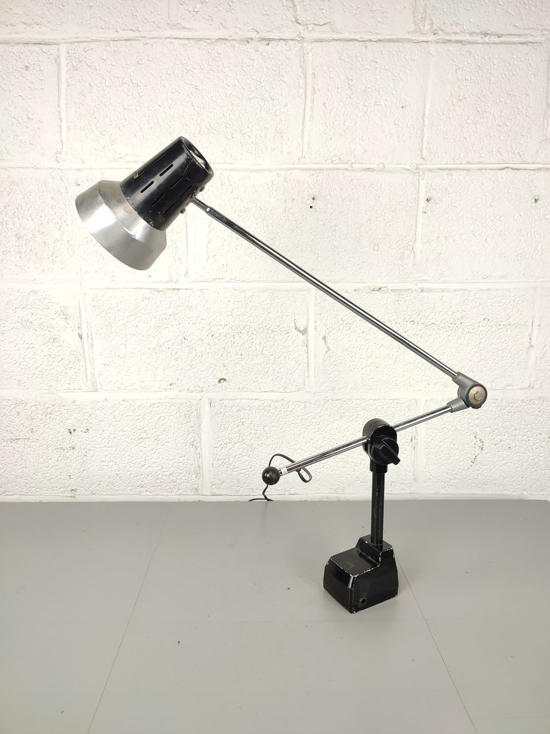 Workshop hinge lamp