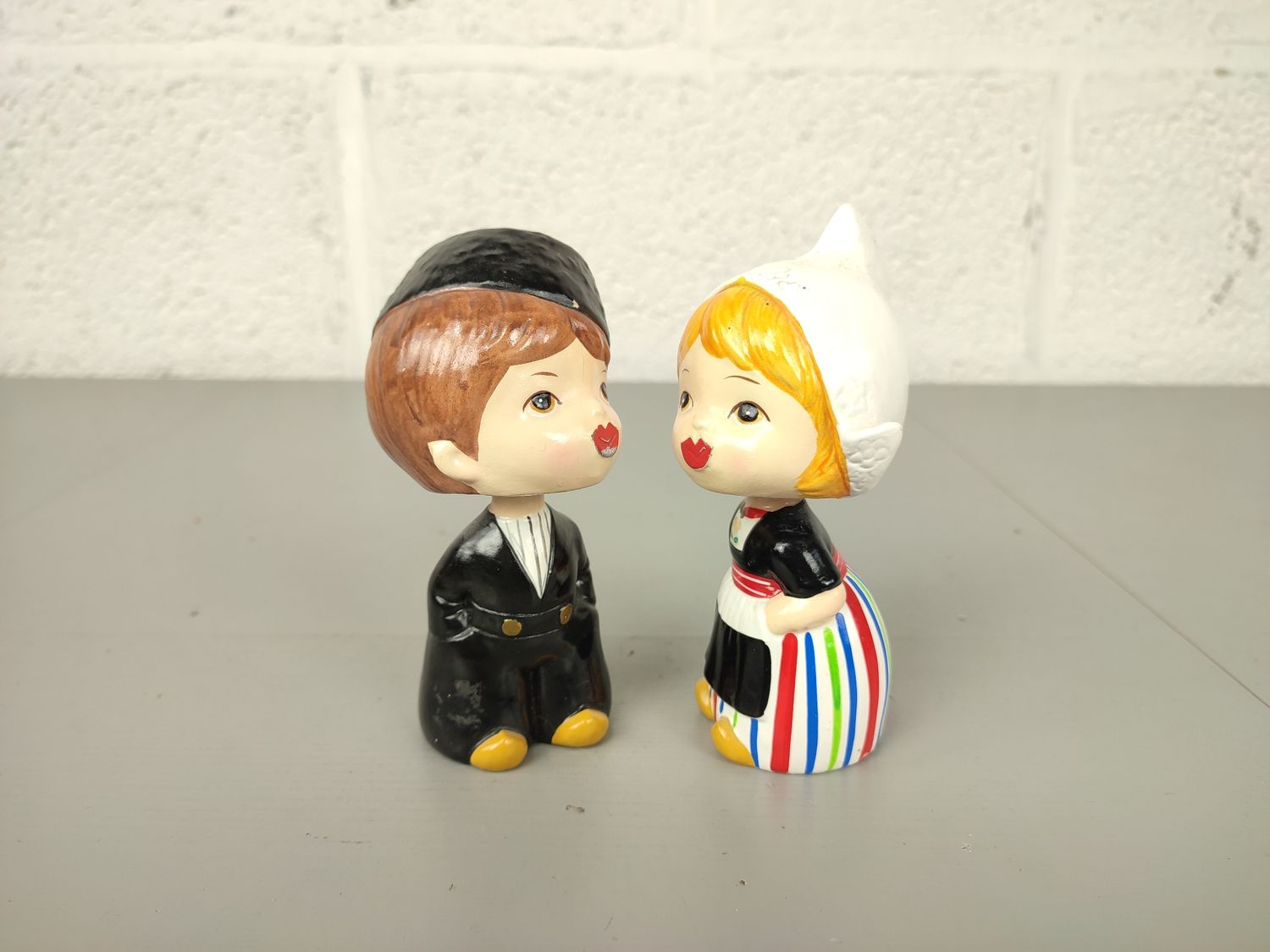 Kissing bobblehead couple