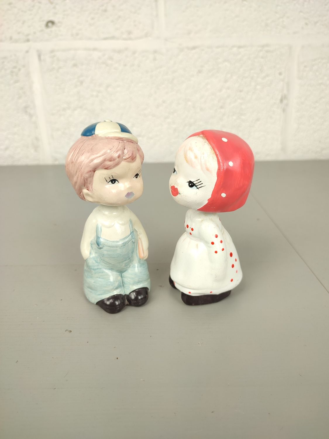 Kissing bobblehead couple