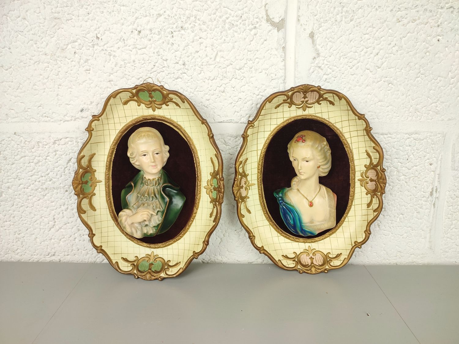 2 oval frames with busts
