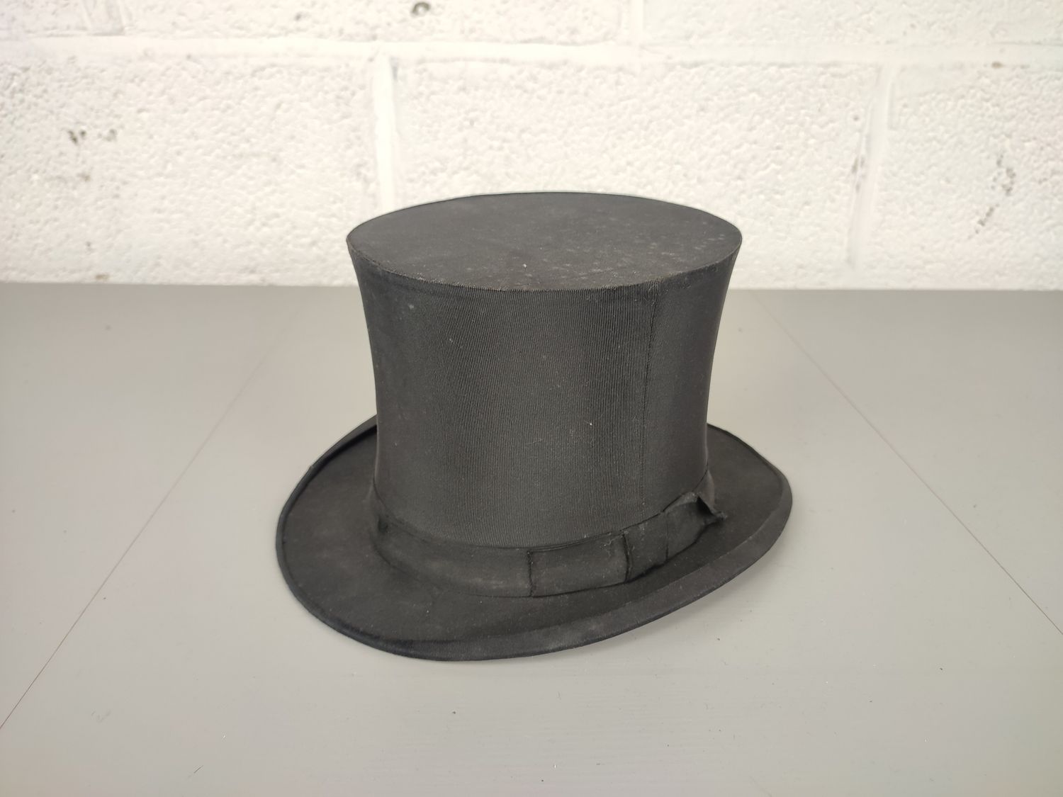 Collapsible top hat