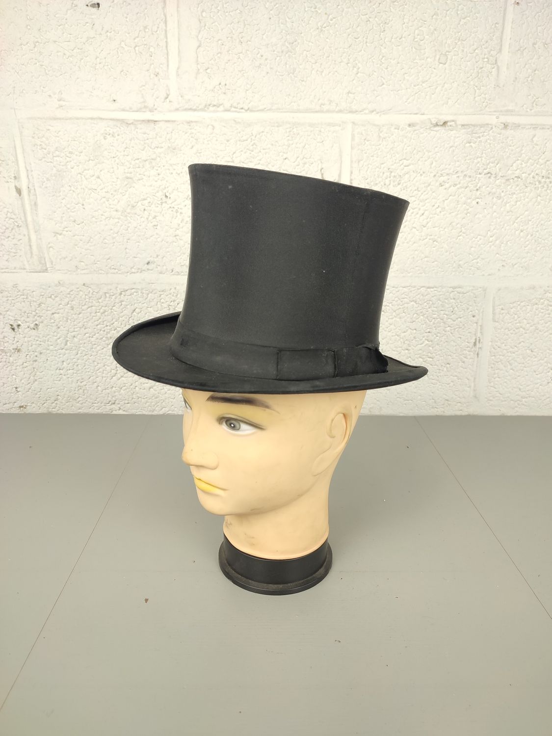 Collapsible top hat