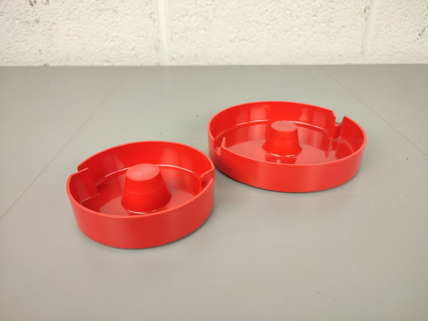 Set of 2 vintage design ashtrays