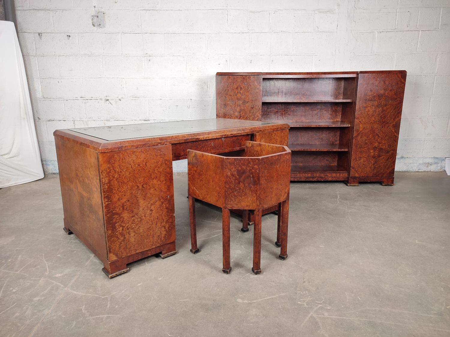 Compleet wortelhouten art deco bureau