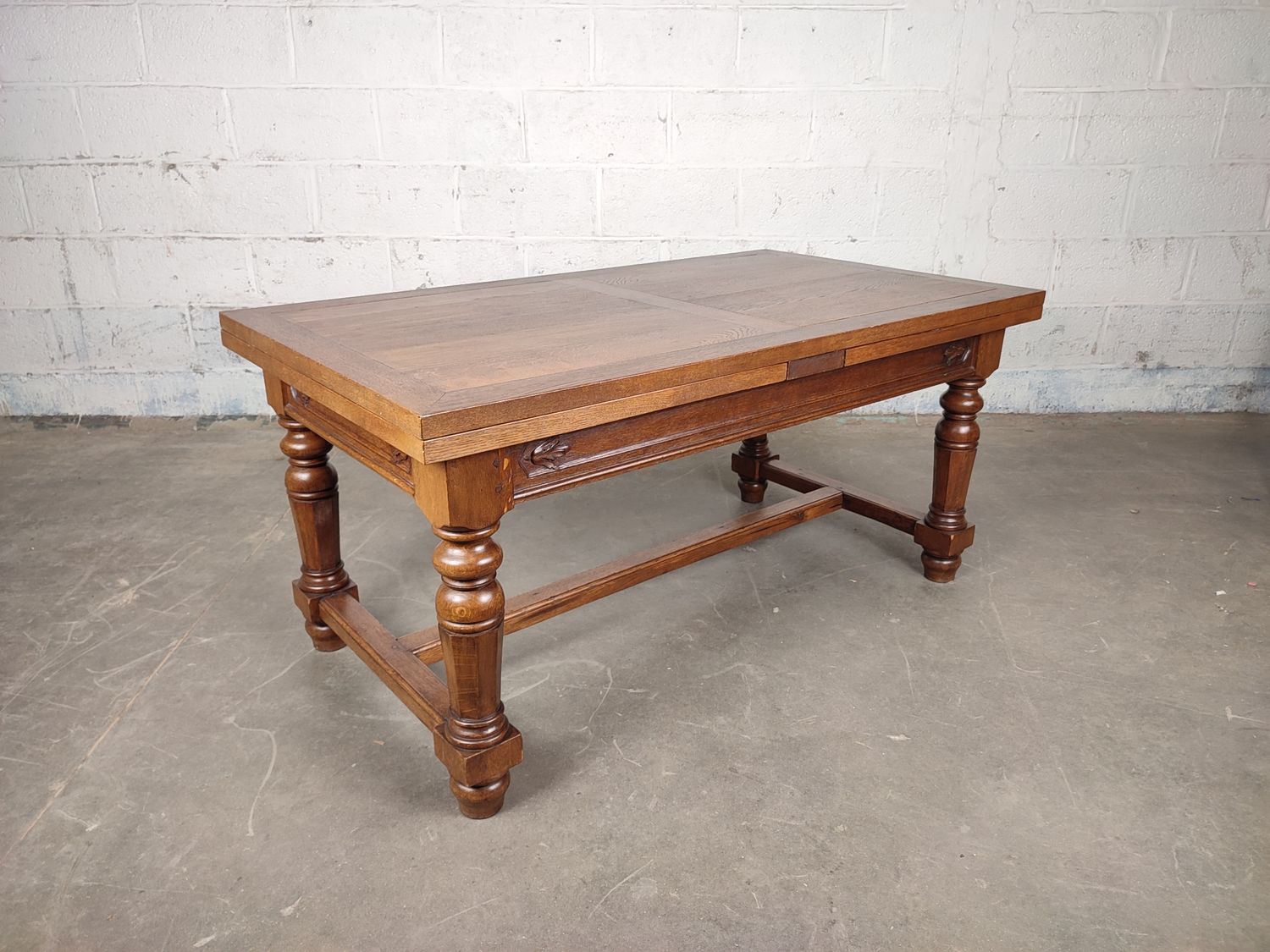 Extendable oak table