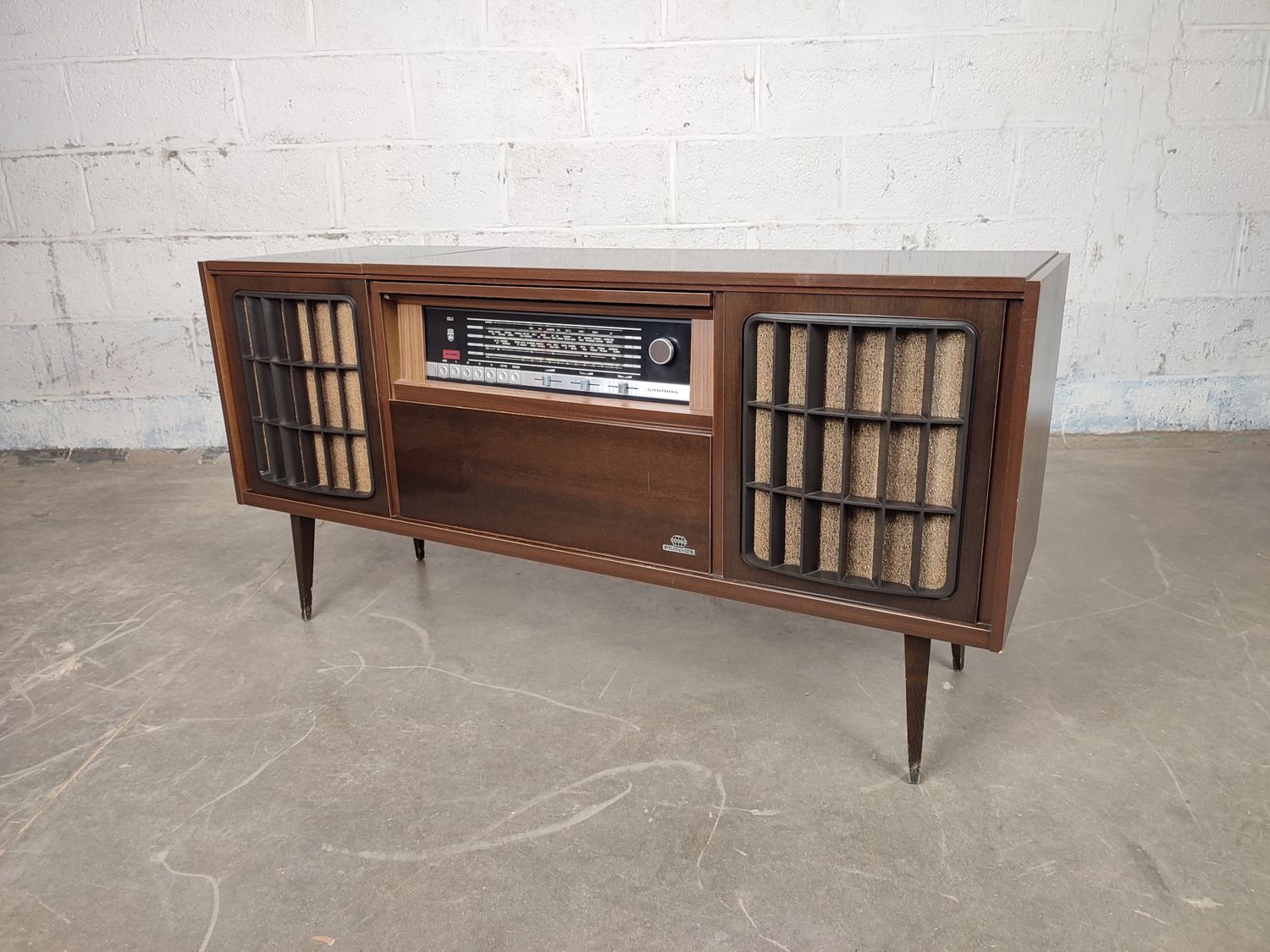 Vintage Grundig Bergamo 5 radio cabinet