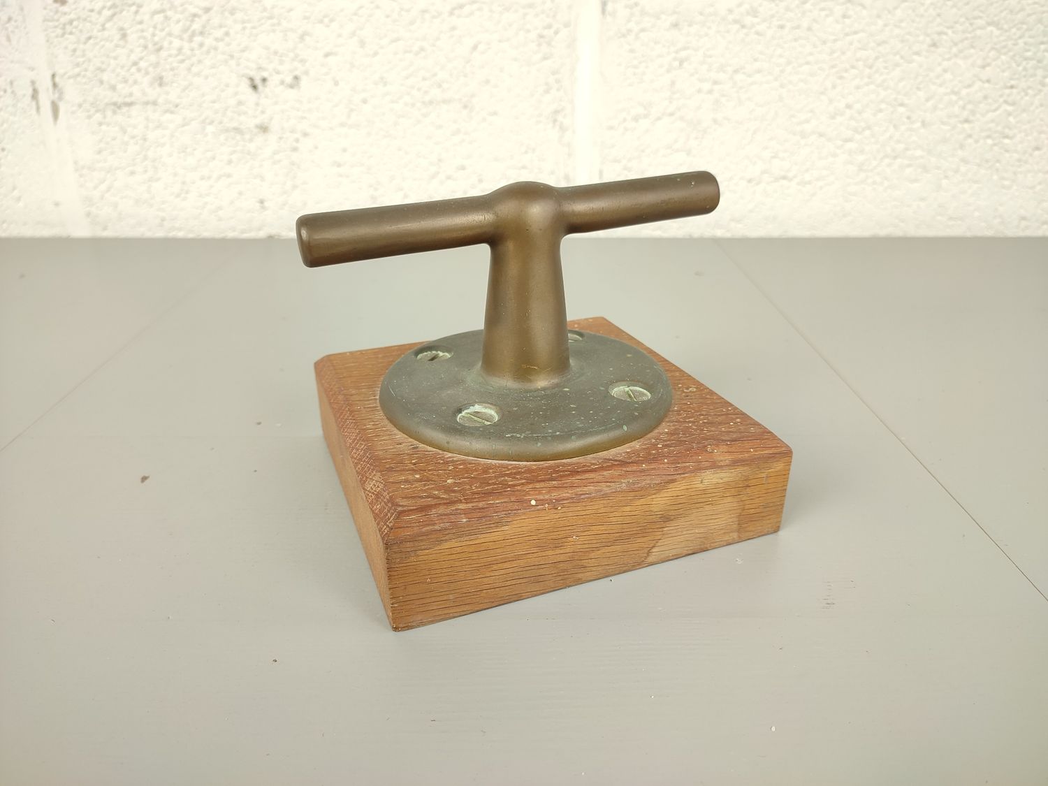 Bronze ship&#39;s bollard