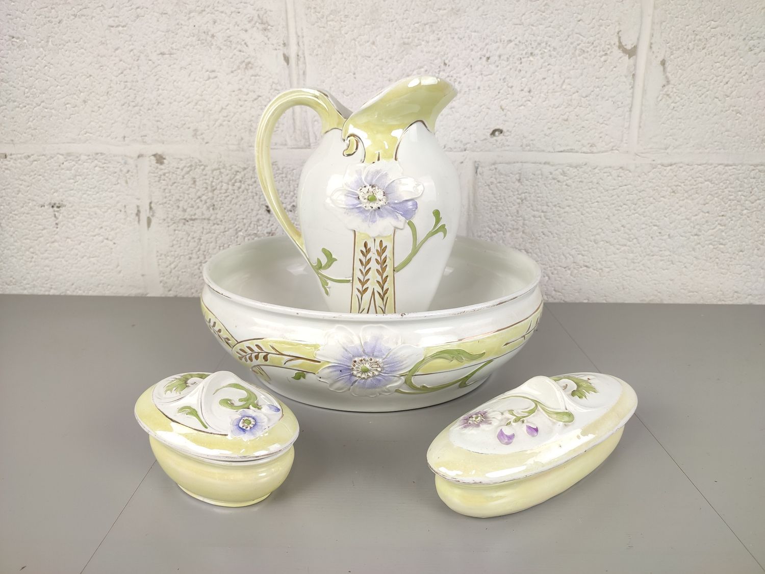 Antique art nouveau washingtable set