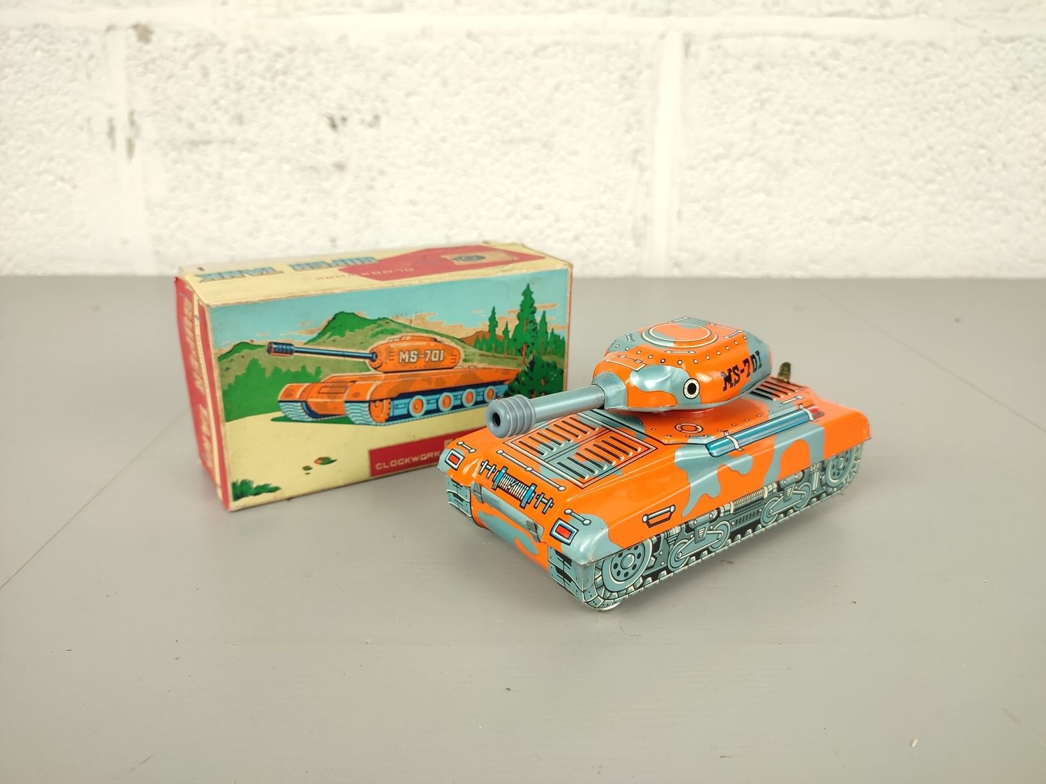 Tin toy tank