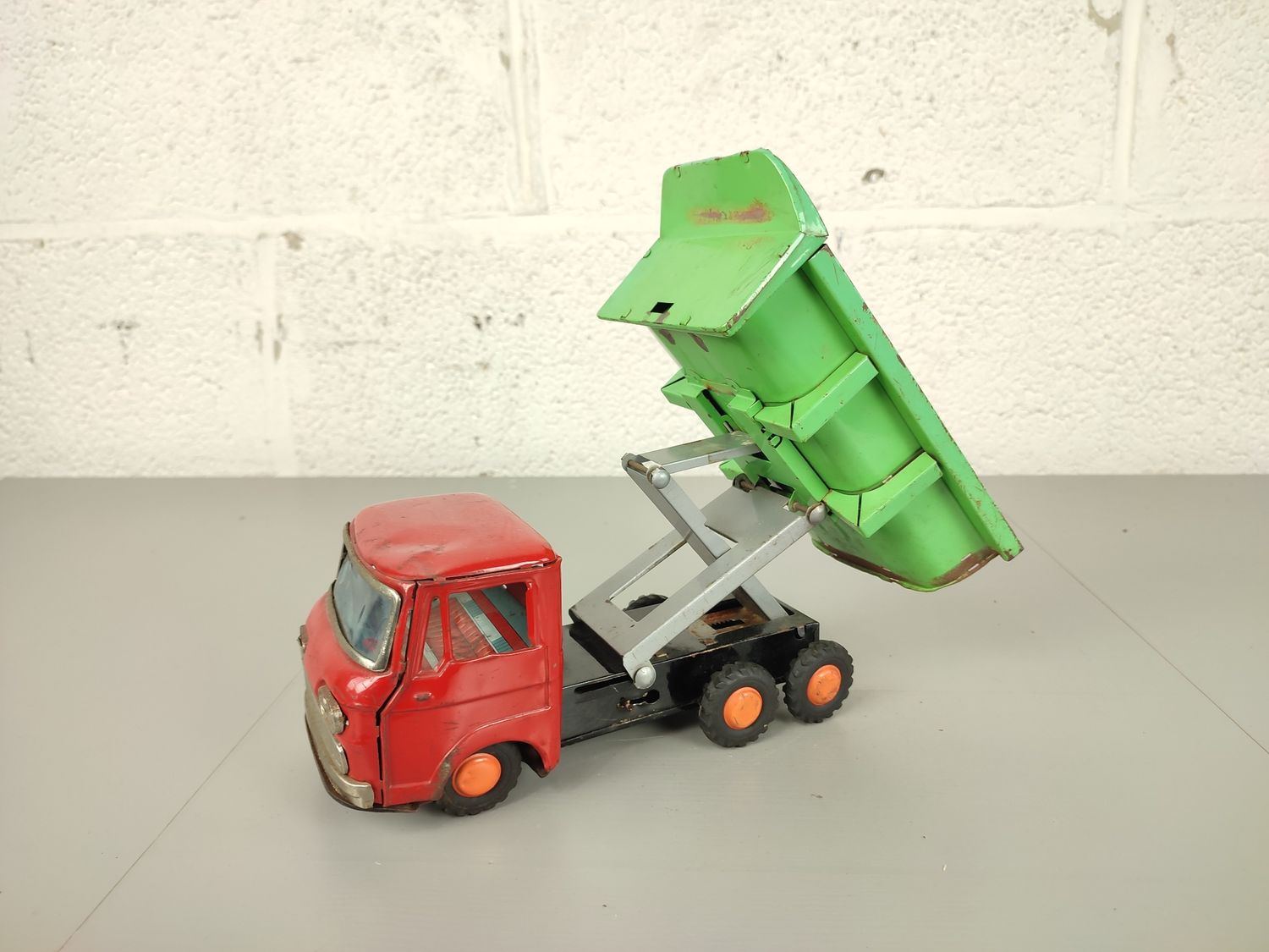 Tin dump truck Yonezawa toys