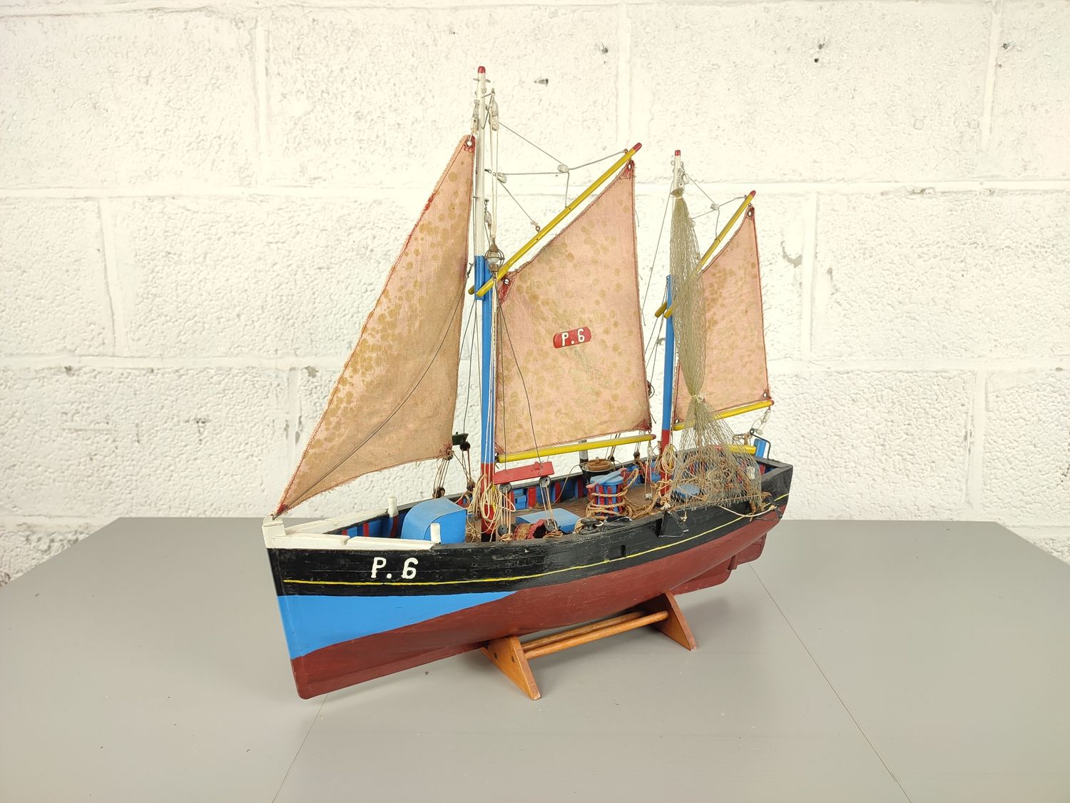 Model of a fishing boat / panneschuit
