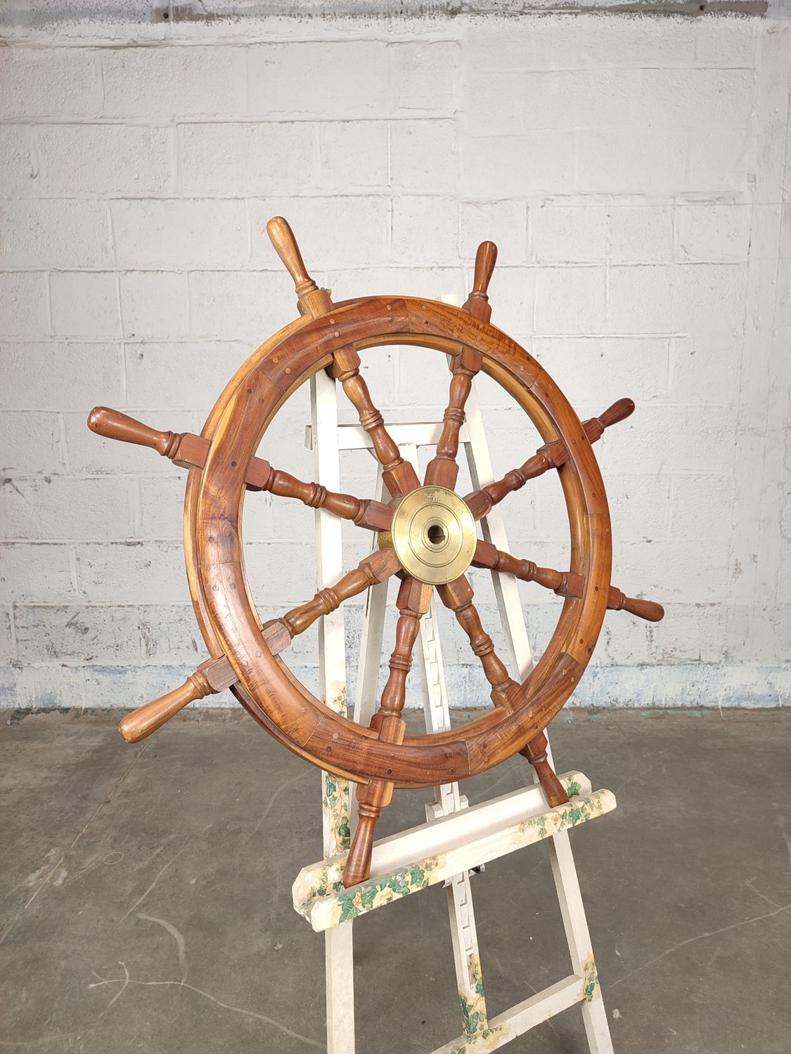 Ship&#39;s steering wheel