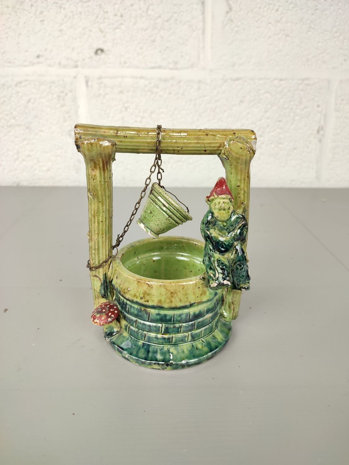 Well in Flemish pottery