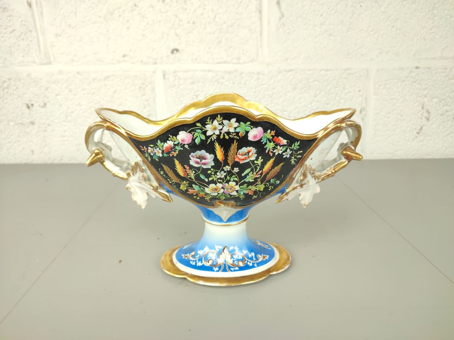 Antieke porseleinen coupe