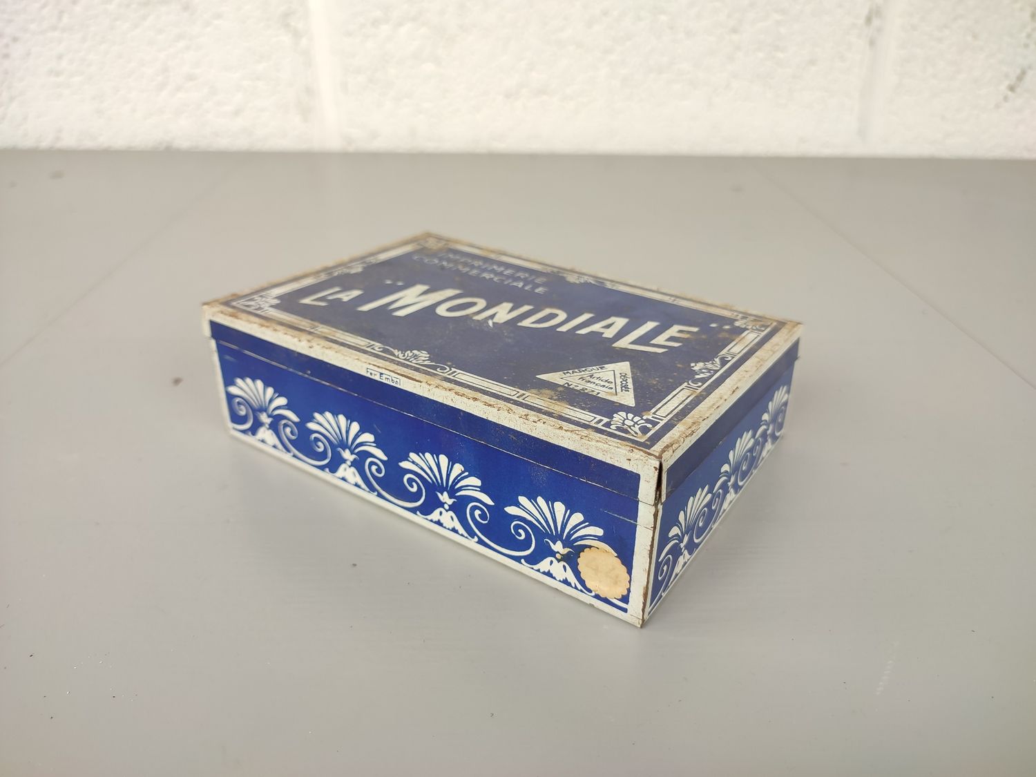 Tin stamp set box La Mondiale