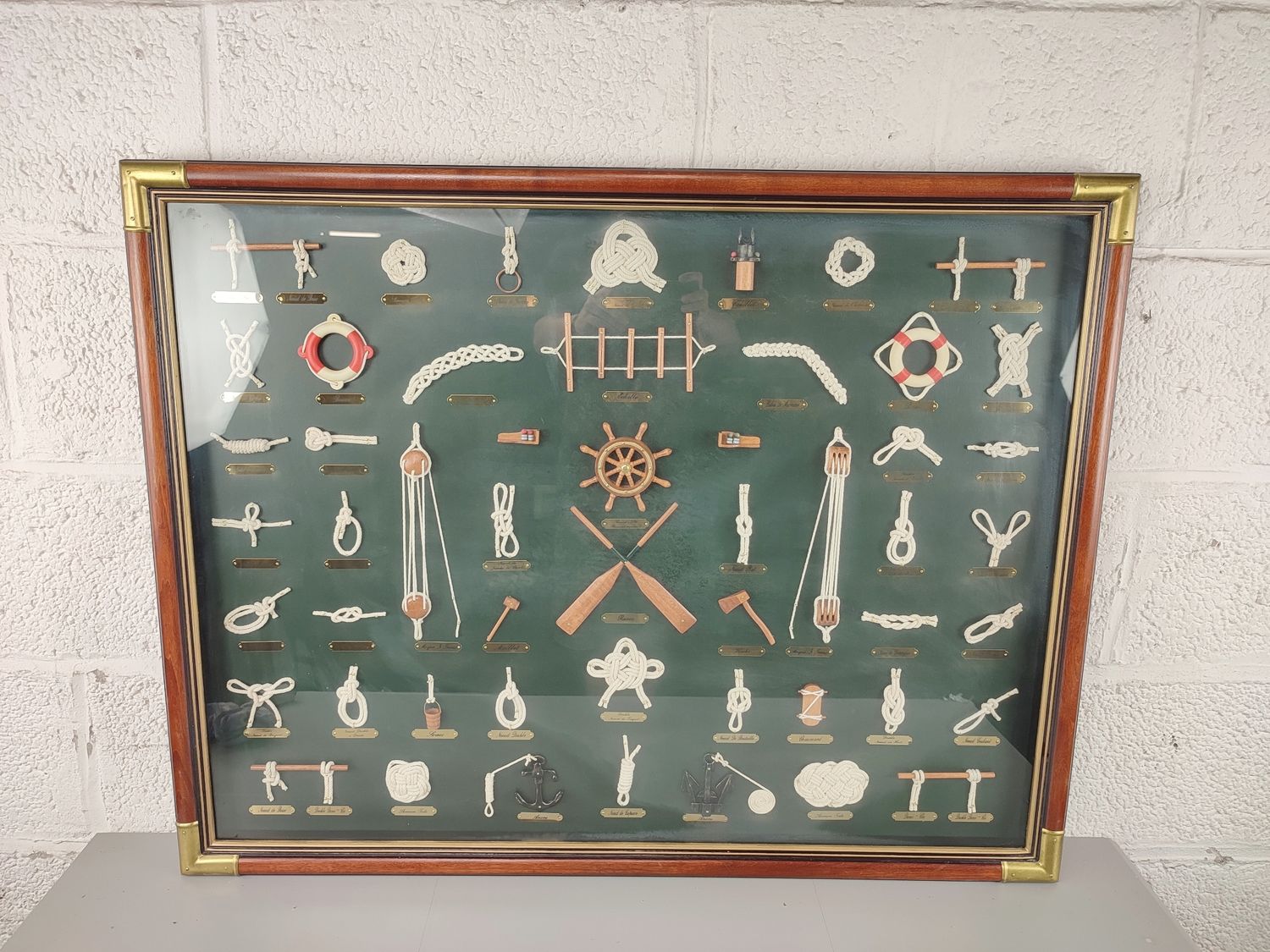 Frame with sailor&#39;s knots