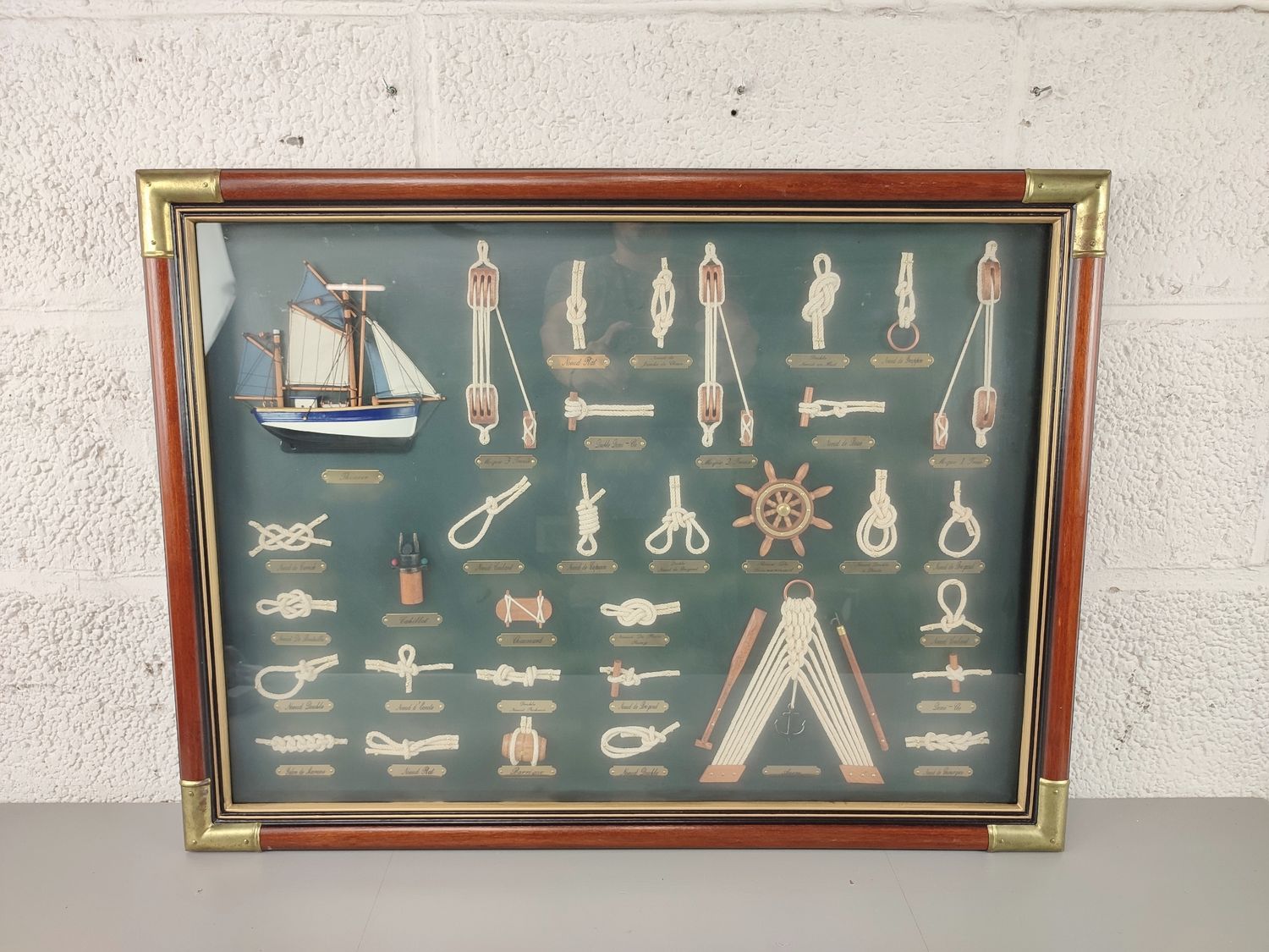 Frame with sailor&#39;s knots