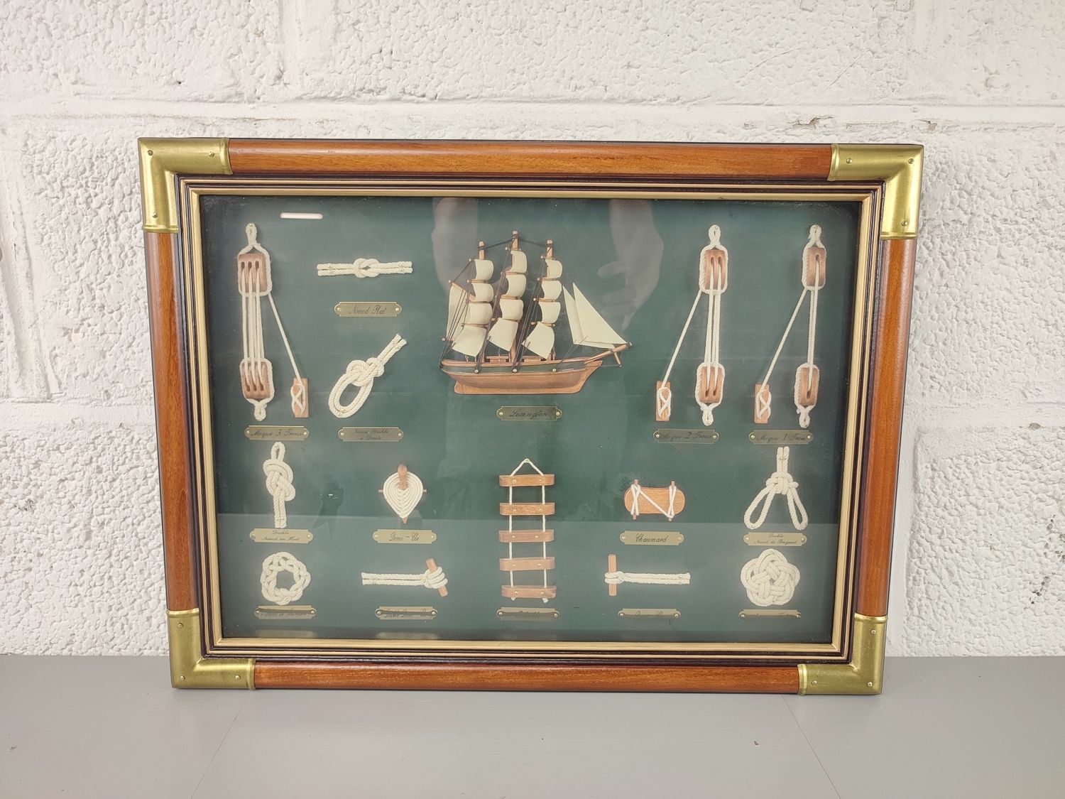 Frame with sailor&#39;s knots