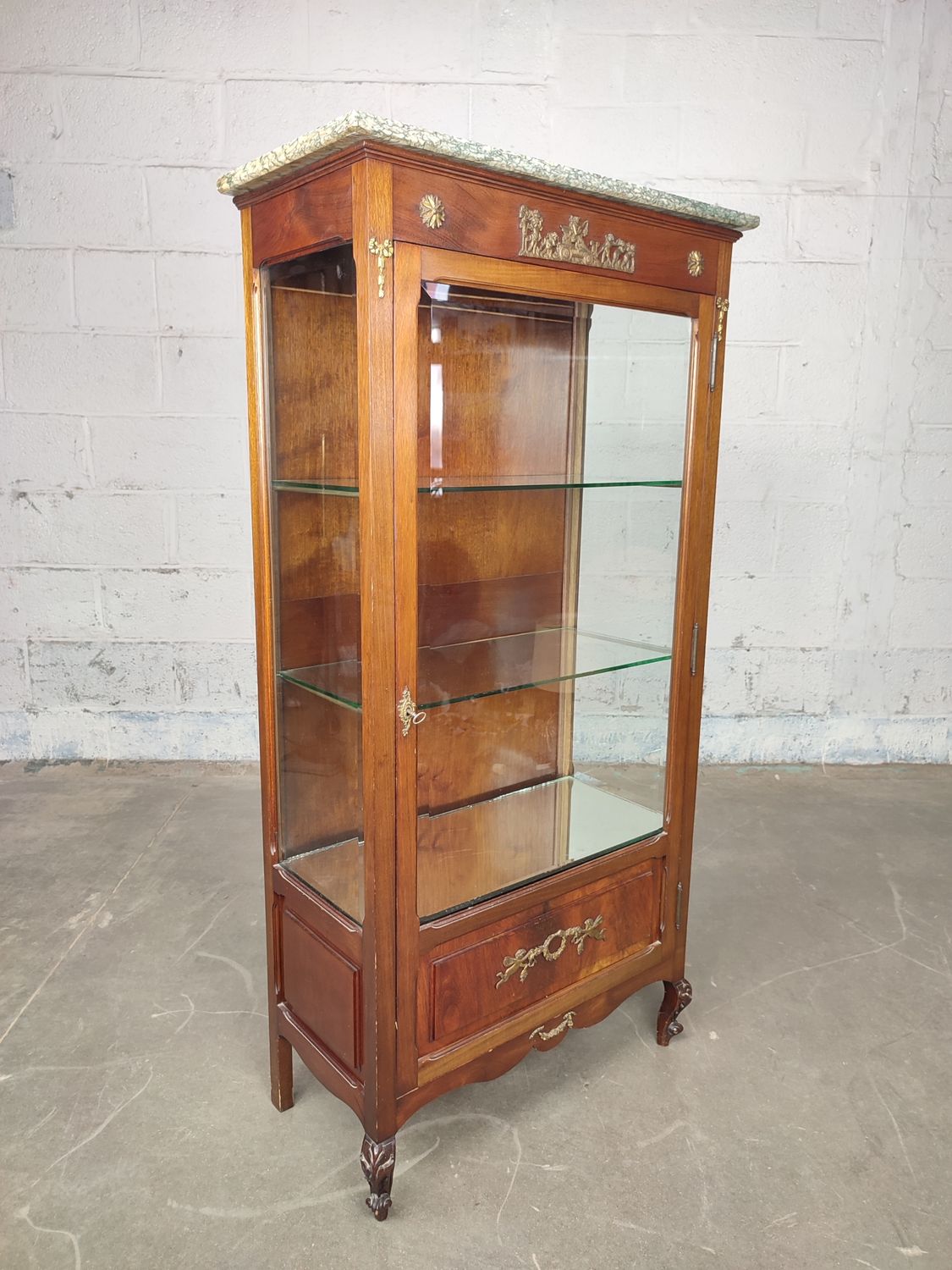 Display cabinet with veneer
