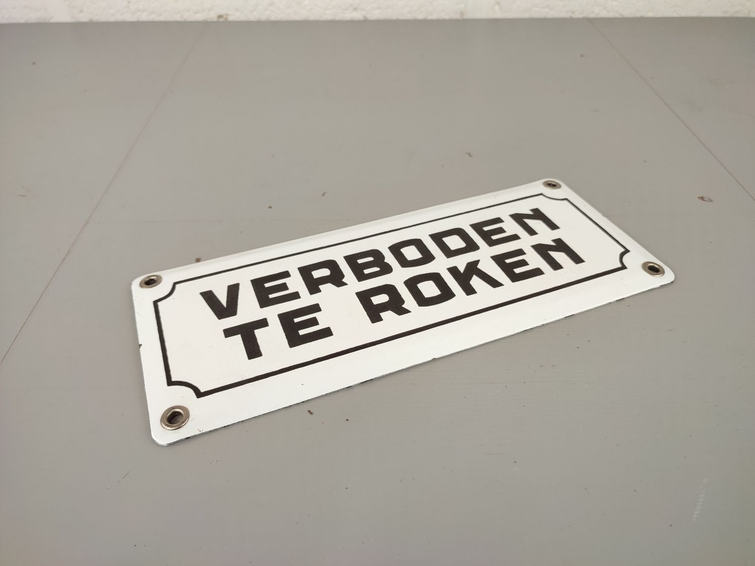 Enamel sign 'no smoking'